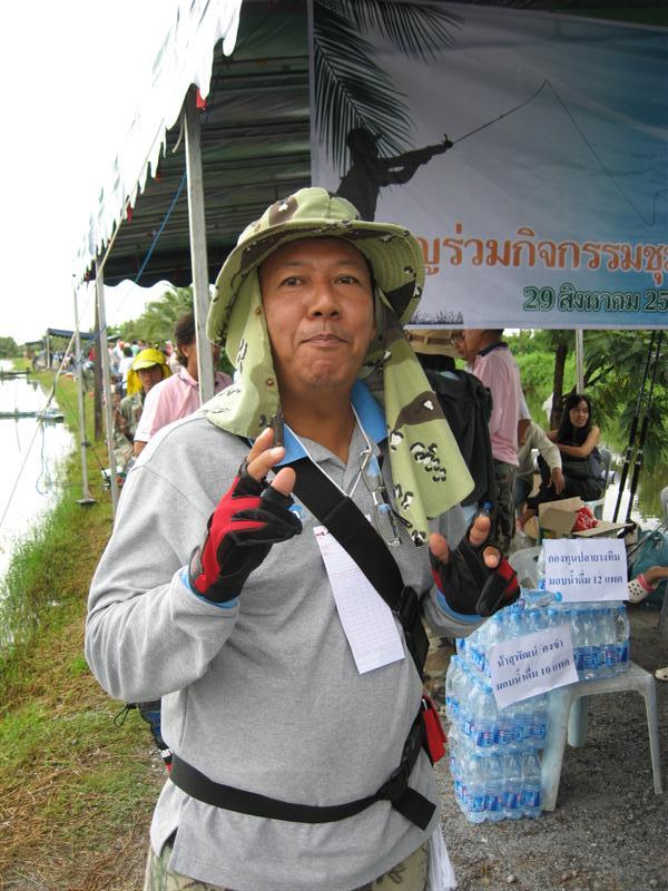 อ้าว คนนี้มาได้ไงเนี่ย เค้าประกาศ ไม่ให้เข้างานไม่ใช่เหรอครับ 
(ข้อหาตกปลาทั้งวัน ได้ตัวเดียวอ่ะ) อ
