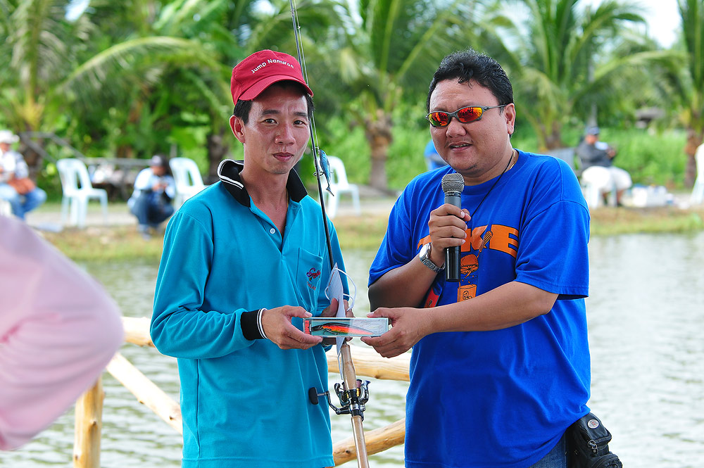 เสี่ยแจ็ค รับรางวัล ราพาล่า จากเพ่  ติ๊ก เจษฎา  :grin: :grin: :grin: :grin: :grin: