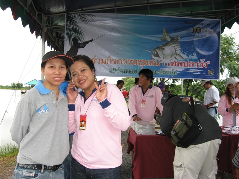 พอทำพิธีมอบเสร็จแล้ว ก็ขอถ่ายรูปกับ ท่านประธานซ๊ะหน่อยครับ (ไม่ถ่ายถือว่ามาไม่ถึงงานนี้ครับ) เอิ๊ก ๆ