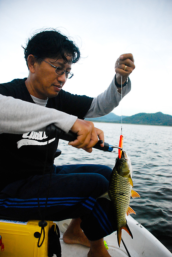ปลาขึ้นเรือแล้ว เป็นการยืนยันว่า ปลากระสูบตัวนี้ เป็นแต้มแรก ของป๋าอ๊อดครับ  :blush:
