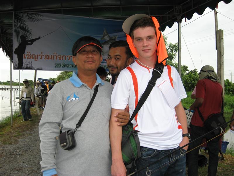 แล้วก็มาถึงภาพสุดท้ายแล้วครับ ถ่ายคู่กับ ฝรั่งซ๊ะหน่อย อิอิ (เพื่อนน้าก้อนอิฐครับ)
[b](ดีนะที่เราจบ