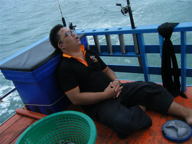 น้าโอ๊ดเกรงใจเพื่อนจะนอนไม่หลับเพราะเสียงกรนเลยขอบแอบไปนอนท้ายเรือ......55555