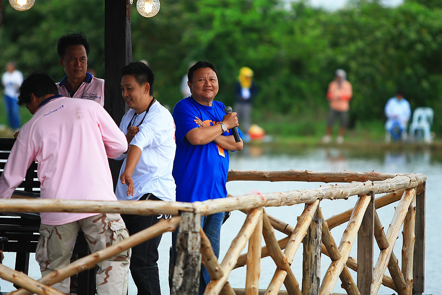 พิธีกรอาสา....น้าหรั่งfootfish ตามติดเหตุการณ์ ประกาศรางวัลแจกกันทุกๆนาที...มันส์ดีจริงๆ
 :smile: :