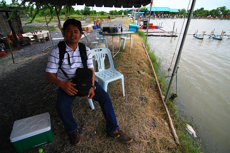กำ เพ่โปรตร้อยส์.....เดินถ่ายรูปแป๊บเดียว มานั่งหอบอยู่นี่....
ไม่ฟิตเล้ยยย....แบบนี้ดิ ถึงได้โดนป๋