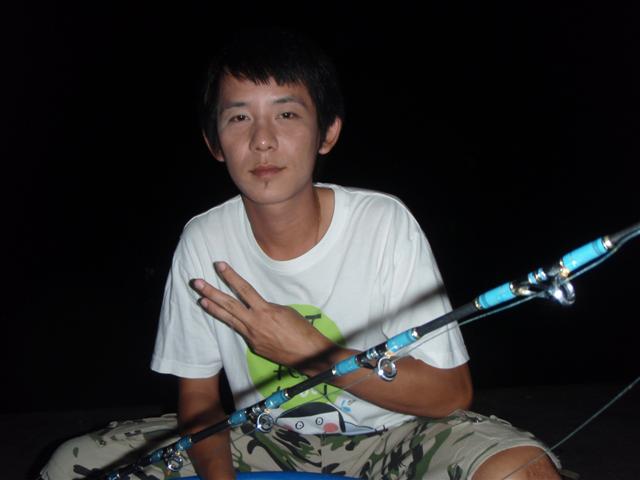 คนนี้นี่ผมภูมิใจนำเสนอมั่กๆ..  เป็นนักตกปลาที่ดูแลตัวเองตลอด..แม้ยามค่ำคืนก็ต้องพอกหน้าทาครีม...

