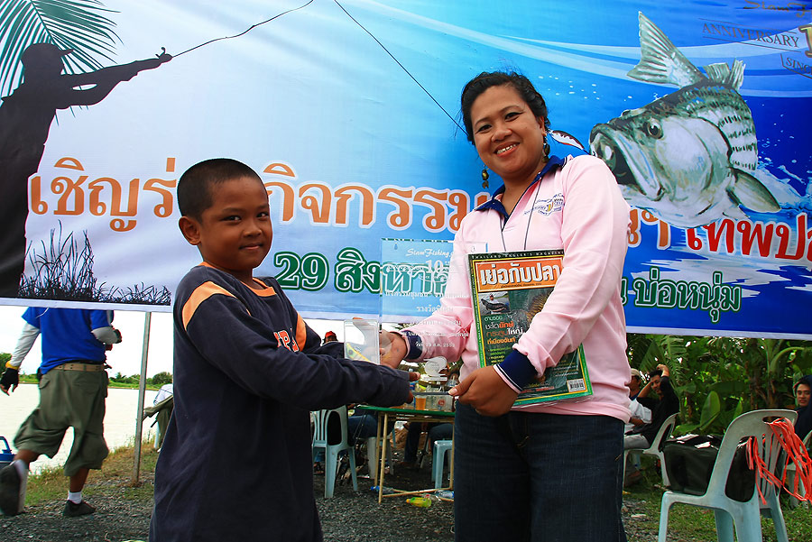 รางวัลประเภทเยาวชน...
ได้แก่น้องเต้ แห่งทีมงามใส้...

ป๊าดดดดดดดด...ตกมาได้ไง ตั้ง 6 ตัว....
ไม่