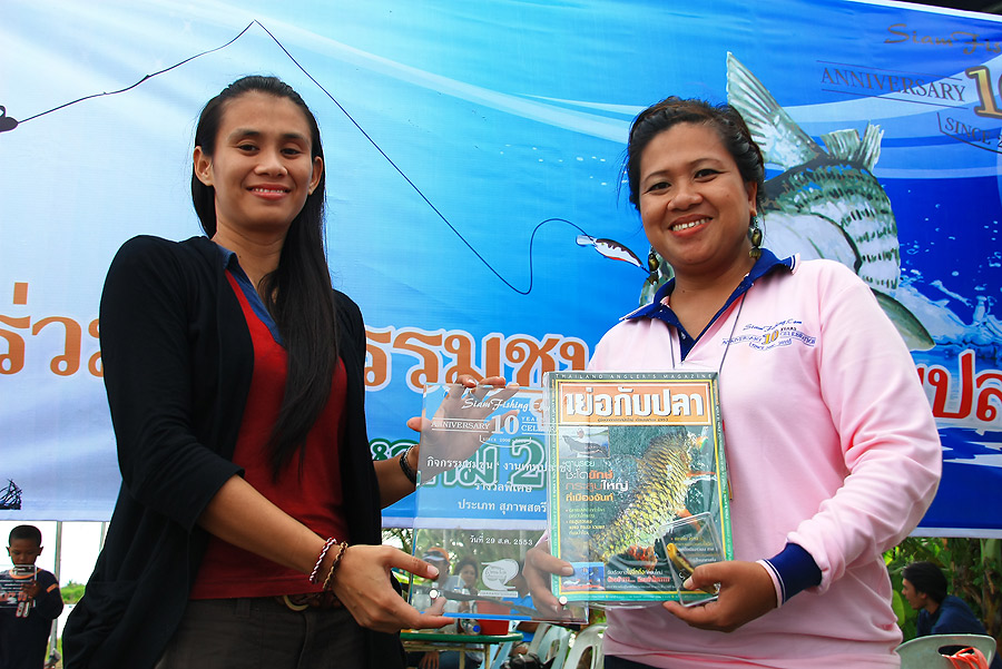รางวัลประเภทปลารวม สุภาพสตรี
ได้แก่ ป้าชมพู่ มะเหมี่ยว...แห่งทีมงามใส้  ซัดมาเบาะ ๆ 9 ตัว
 :smile: