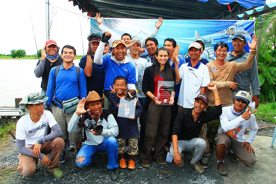 งามใส้กรุ๊ปขอหน่อย...ถ่ายรูปรวมหมู่กัน เพื่อให้เพื่อนๆได้รู้กันว่า...
ถ้าไม่มีผู้หญิง กับ เด็ก มากู