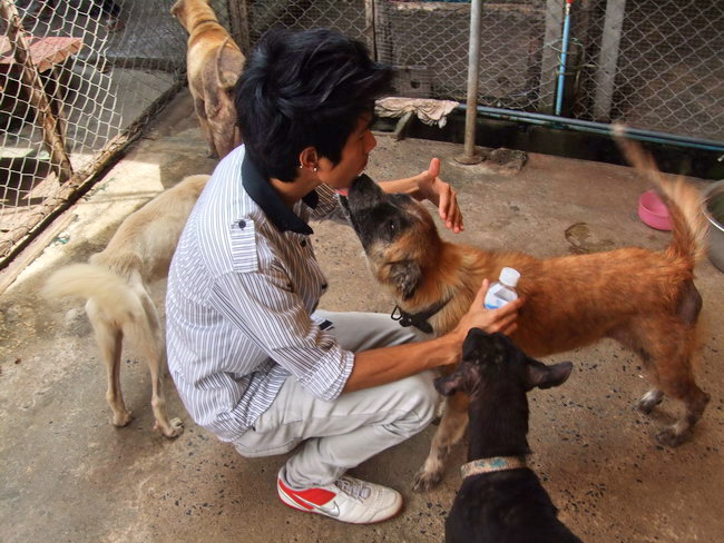 อ่าๆ นี้เค้าชื่อ หมูปิ้ง เด็กโอ๊คเองเค้าน่ารักครับเจอกันกี่ครั้งจำได้ตลอดเลย :blush:

เลียซะแฉะ  :