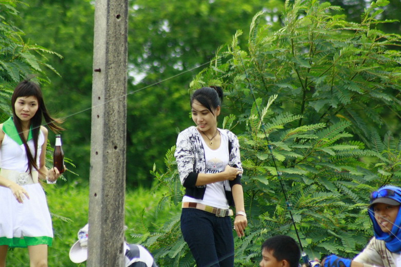สองสาวสวย  ช่วยเติมพลังให้สมาชิกที่อ่อนล้า  :love: :love: