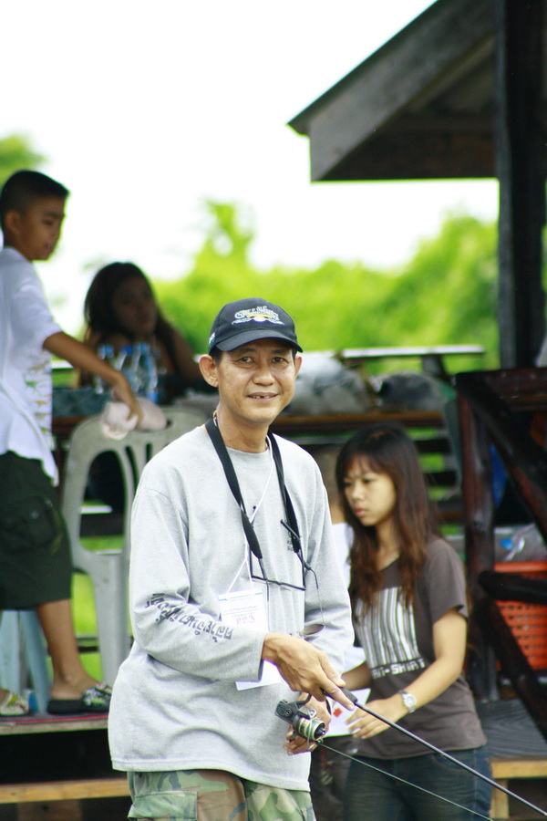 คุณไร่ส้ม  คนสองแว่น แต่ไม่ใส่สักอัน  ขอถามว่าทำไมครับ  :grin: