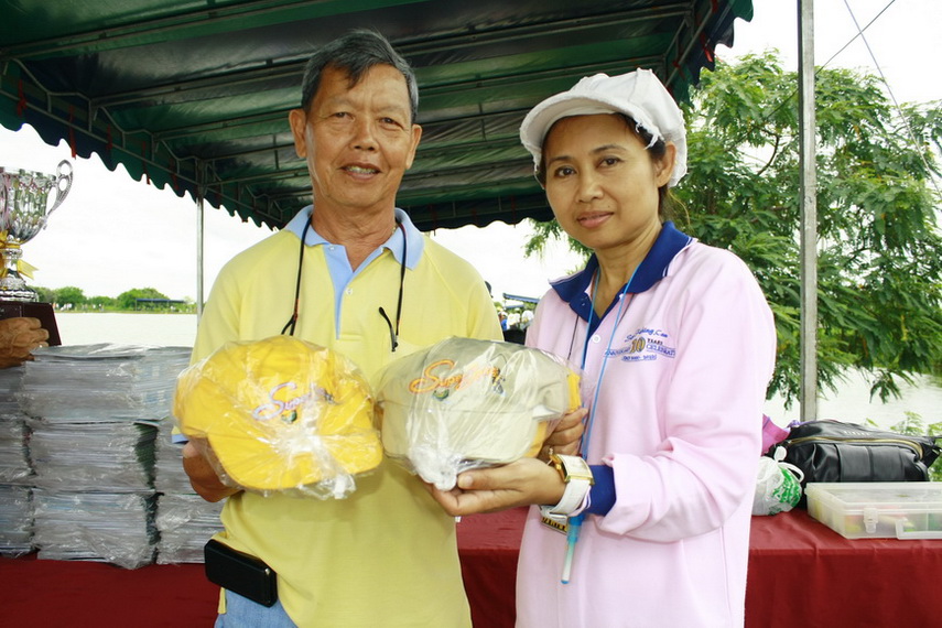 คุณเจนศักดิ์ สปอนเซอร์ขาประจำครับ  มามอบของรางวัลให้แจกสมาชิก ขอบพระคุณครับ :cheer: :cheer: