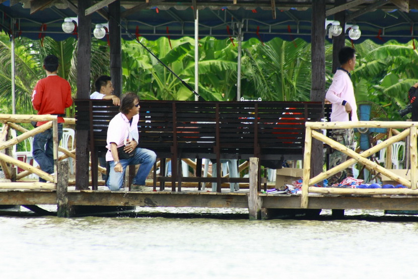 มาแอบดูกรรมการกันครับ  :smile: