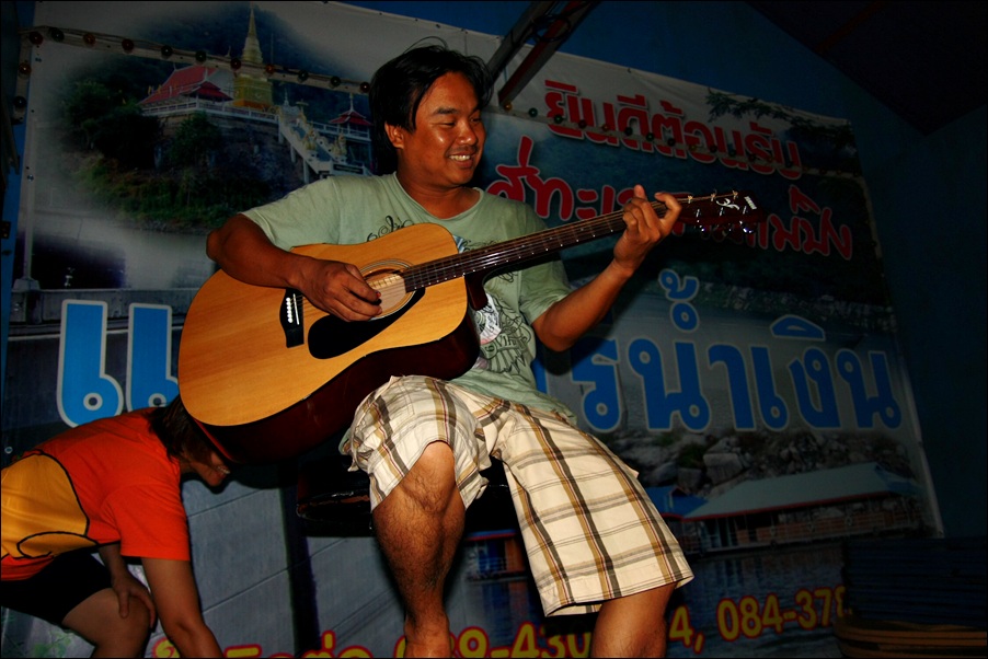 พี่เอากีต้ามาโชร์เพลงกันสนั่น   นี่พี่ต้องคนมากับความ ตลก  ตัวโจ๊กในคณะครับ
