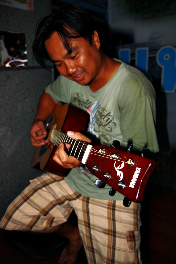 เริ่มบรรเลงเพลงกล่อมประสาท   อยู่ในอารมณ์เพื่อชีวิตครับคืนนี้