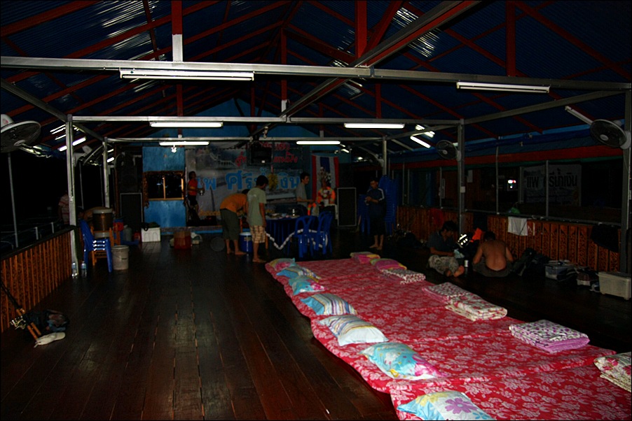 โรงแรม 5 ดาว ในคืนนี้  เรียงไปเลย  คนไหนนอนกรน....เชินครับ  ด้านนอกสุดเรียงมาตามลำดับ.........