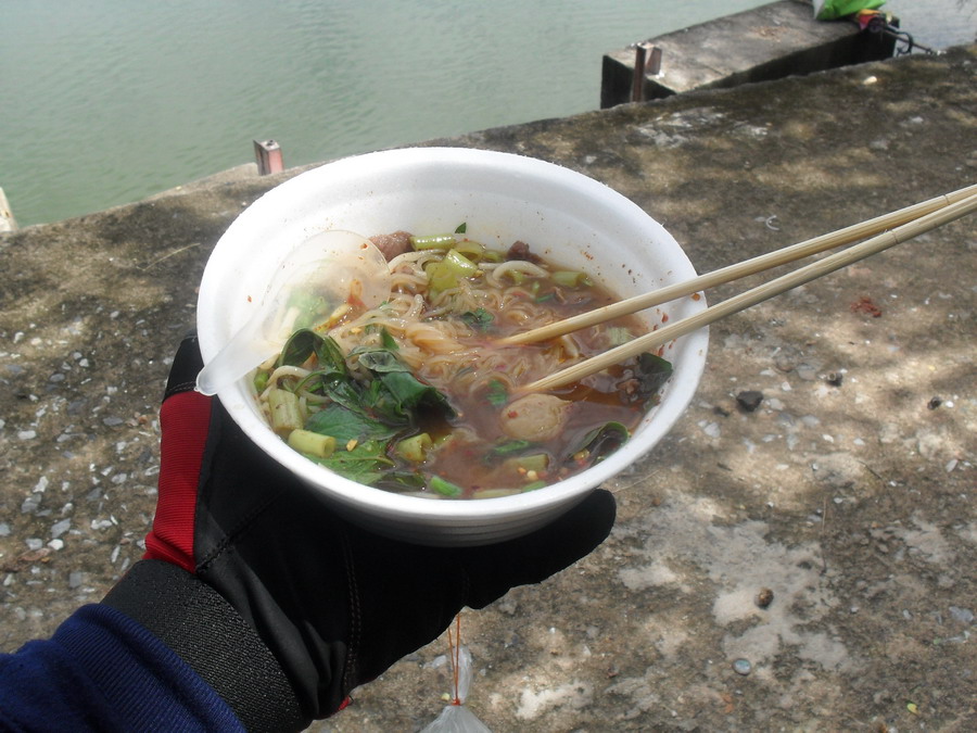  :umh: :umh: :umh:
อ่ะ เลยเที่ยงไปแล้ว ชักจะหิวครับ มีรถมาขายก๋วยเตี๋ยว เลยจัดซะ 1 ชาม อร่อยดีครับ 