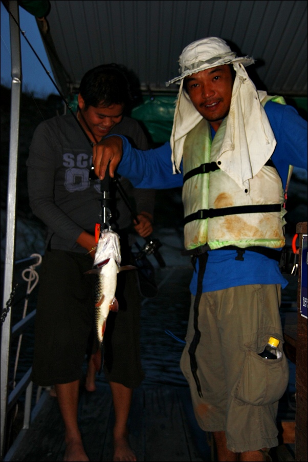 เล่นข้างแพเลยครับ   รอไต๋เรืออยู่
