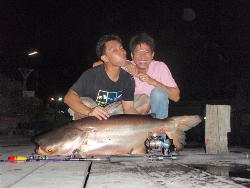 อุ้ย..จับเค้าได้แล้ว..เก่งจัง..อ่ะ..เอาไปจุ๊บนึง... :kiss: :kiss: :love: