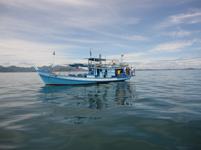 ขับเรือผ่านเรือไต๋ นพ    ได้ อินทรีย์ 