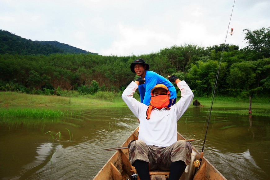 คู่ปรับบนเรือ ..............กัดกันตลอด  :laughing: :laughing: :laughing: