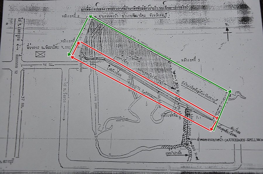 มาดูแผนที่แนวสันเขื่อนกันก่อนน่ะครับ จากเส้นสีแดงเป็นแนวสันเขื่อน ส่วนเส้นสีเขียวเป็นระยะ 1300 เมตรซ