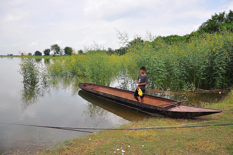 ต้องนั่งเรือเล็กข้ามไปที่แพจอดเรือก่อน :blush: