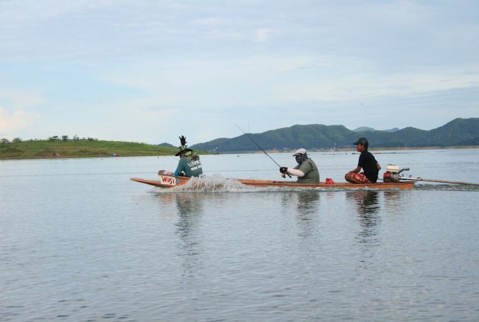 ดูคนนั่งกลางดิครับ ขนาดเรือวิ่งมานยังตี สงสัยอยากมากๆ :laughing: :laughing:


น้าบอลบีทีโทรหาพรุ่