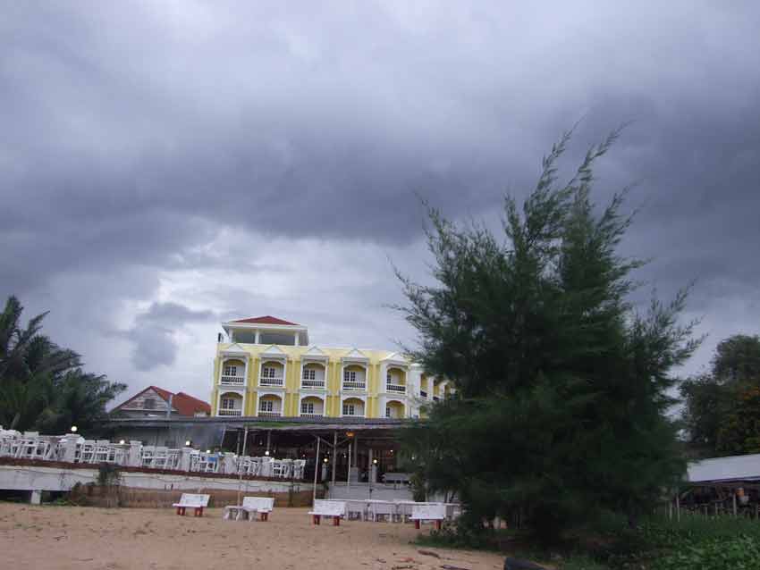 อันนี้เป็นด้านหลังหมายคับ เป็นสถานที่ทำงานของประผมเอง น้าๆผ่านมาปากน้ำปราณก็มาแวะชิมอาหารหรือมาพักที