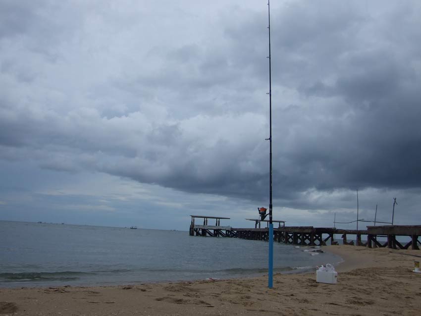 อาวุธใหม่คับ คิดอยู่นานว่าเราไม่ค่อยมีเวลาว่างไปตกปลาเลย เห็นชายหาดหน้าร้านเราก็เลยคันๆขึ้นมา ก็เลยห
