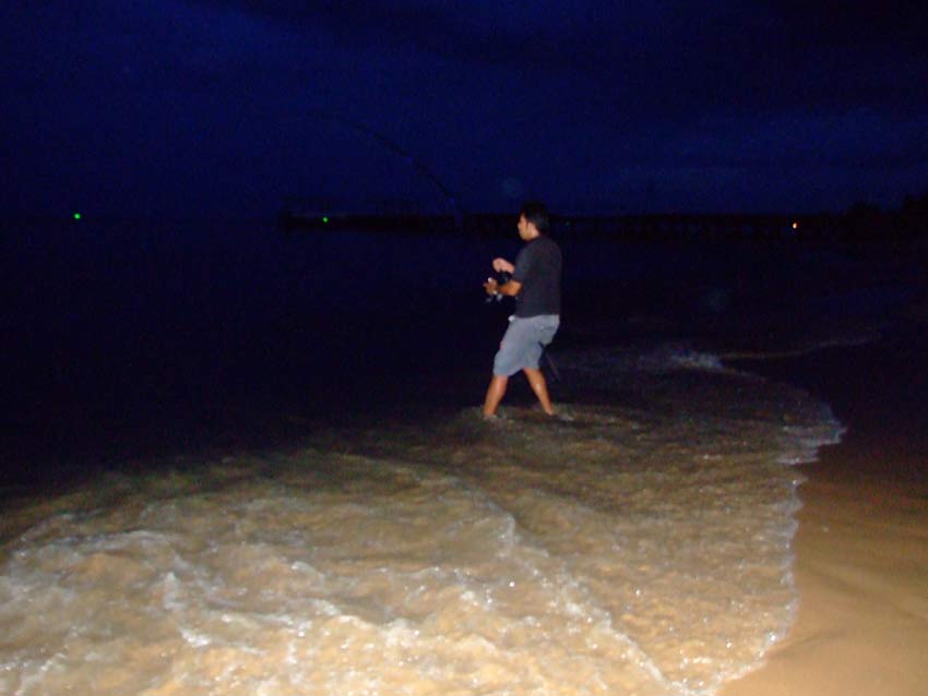 นี่คับรสชาติของ Surf Fishing ต้องลงน้ำคับ ยืนสู้กับปลาในน้ำแบบนี้ รู้สึกยังไง น้าคงรู้กันดีน่ะคับ ..
