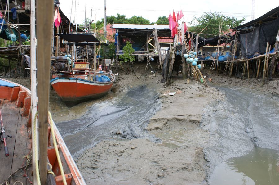 ปัญหายังไม่จบ ลงเรือมาแล้วปรากฏว่าน้ำแห้งแก้เชือกแล้วเรือไม่ไหลลงน้ำ   เข็นกันอยู่พักใหญ่ :cry: :cry