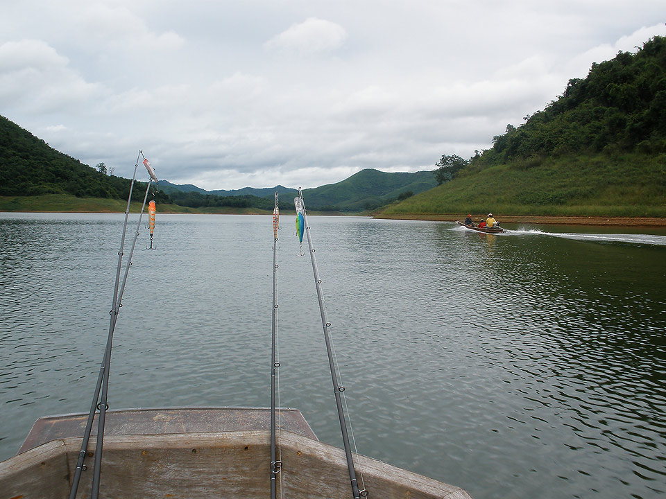 เรือใครฟระ  ไปหมายเดียวกันด้วย  น้าโตเร่งเครื่องหน่อย  เดี๋ยวโดนแย่งหมาย :laughing: :laughing: :laug