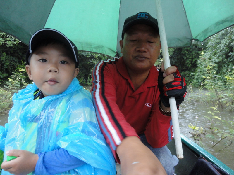 กางร่มครับ เพราะฝนตกตลอด