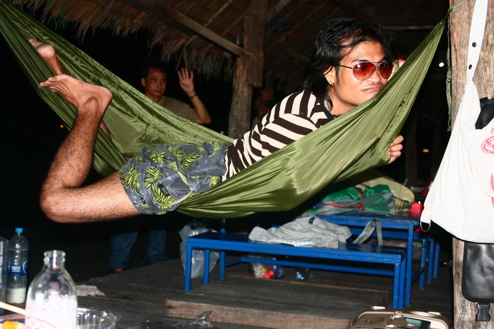 พี่เค้าแต่งตัวน่ารักจัง พอๆกะตาเตริก์เลย
 :laughing: :laughing: :laughing: :laughing: :laughing: