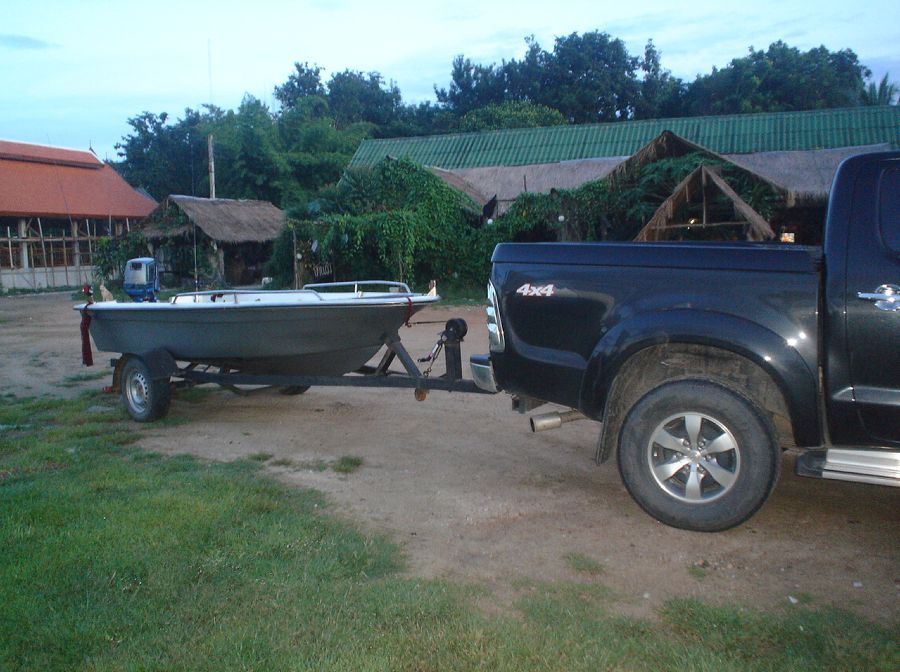 กับเรือ 12.6 ฟุต  เครื่อง  30  แรง  ยังสู้กั