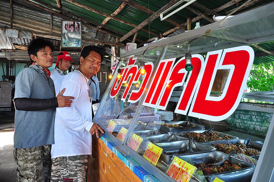 ออกมากินข้าวกันก่อน ไอ้น้อตประกบน้ามาดไว้น่ะอย่าให้คลาดสายตา :grin: :grin: :grin:
ดูเจ้าน็อตตามประก