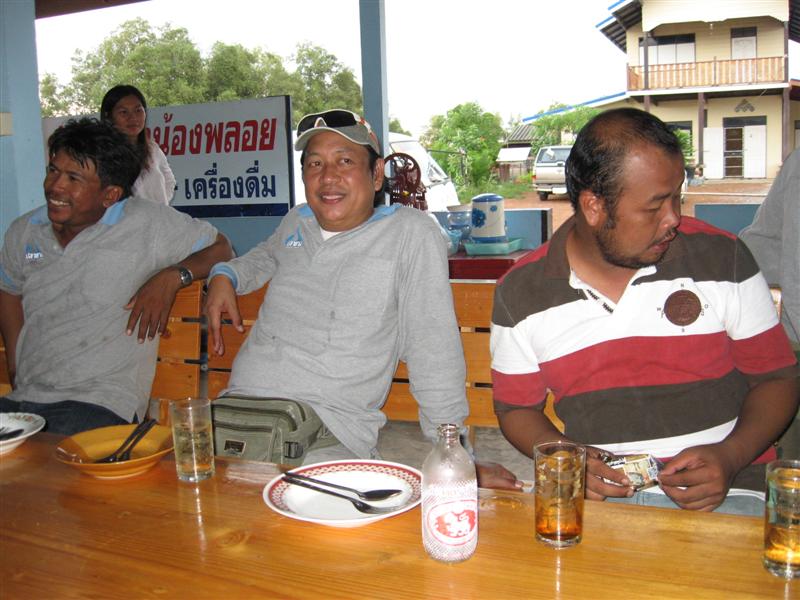 พอมาถึงก็นั่ง พักผ่อนกันก่อนครับ รออาหารที่สั่งไว้เสร็จครับ อุ๊ย ๆ มีชาเขียวด้วยอ่ะ อิอิ
:umh: :umh