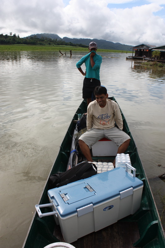  [center] [b]นี่ครับเรือที่มาขนของและจะพาเราไปตกปลาในช่วงสองสามวันนี้  โดยวันชัย[/b] [center]