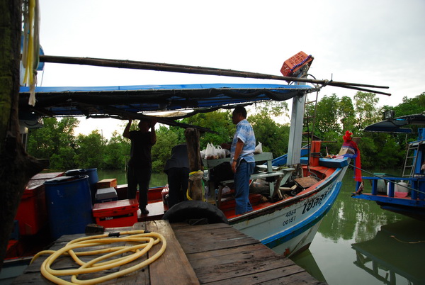 เราใช้เวลาเดินทางจากกรุงเทพฯ...ถึงยังท่าเรือแหลมงอบ จ.ตราด...ก็รีบกุรีกุจอ รีบขนของลงเรือเพื่อต้องออ
