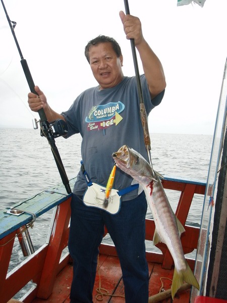 พอเรือเริ่มวิ่งออกสู่หมาย.....พวกเราก็ไม่ให้เสียโอกาส....ลงสายทรอลิ่งลากเหยื่อ CD14 ไปด้วย....
 1 ค