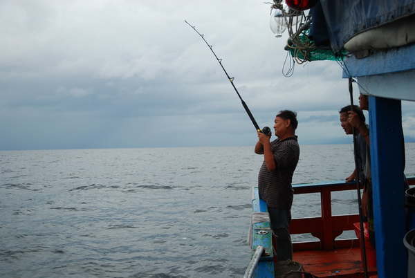 เรือได้วิ่งมาถึงหมายเรือปูนแล้ว....หลังจากที่ไต๋...คนเก่งของเรามองเหลี่ยม...ทอดสมอเรียบร้อยพวกเราก็เ