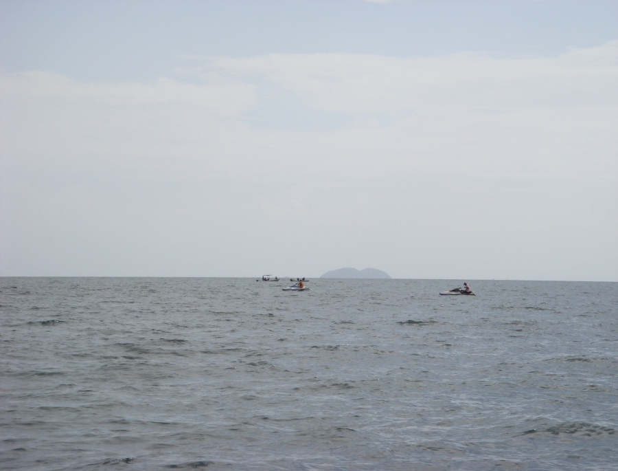 วันที่ไปตกเป็นวันธรรมดาครับ ที่ชายหาดไม่ค่อยมีแขก
บรรดาเรือเล็ก เรือลากกล้วย รวมทั้งเจ็ทสกี จึงออกไ