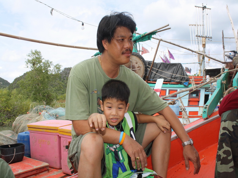 ท่านประธานศานิต กับลูกชายน้องนนท์  ตามมาส่งลงเรือ อนาคตเด็กปั้น