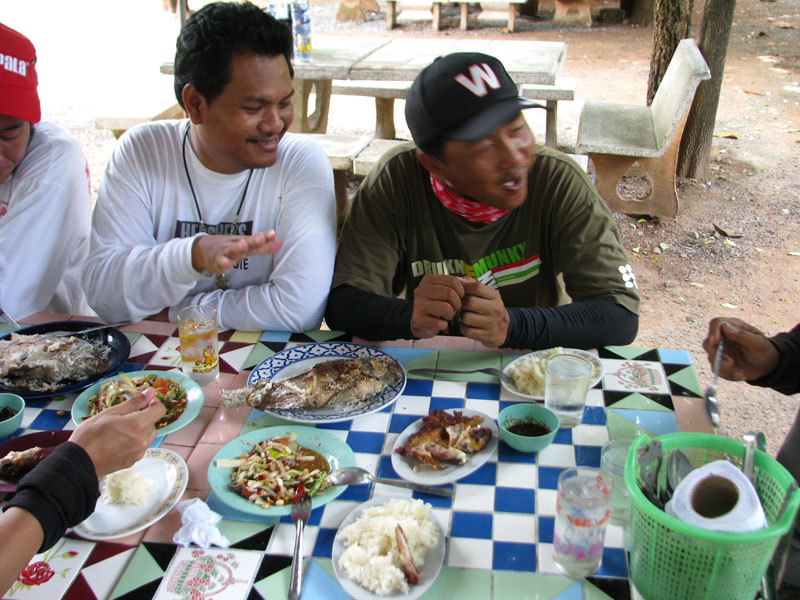คนรอดก็กินอย่างสบายอารมย์ครับ :laughing: :laughing: :laughing: