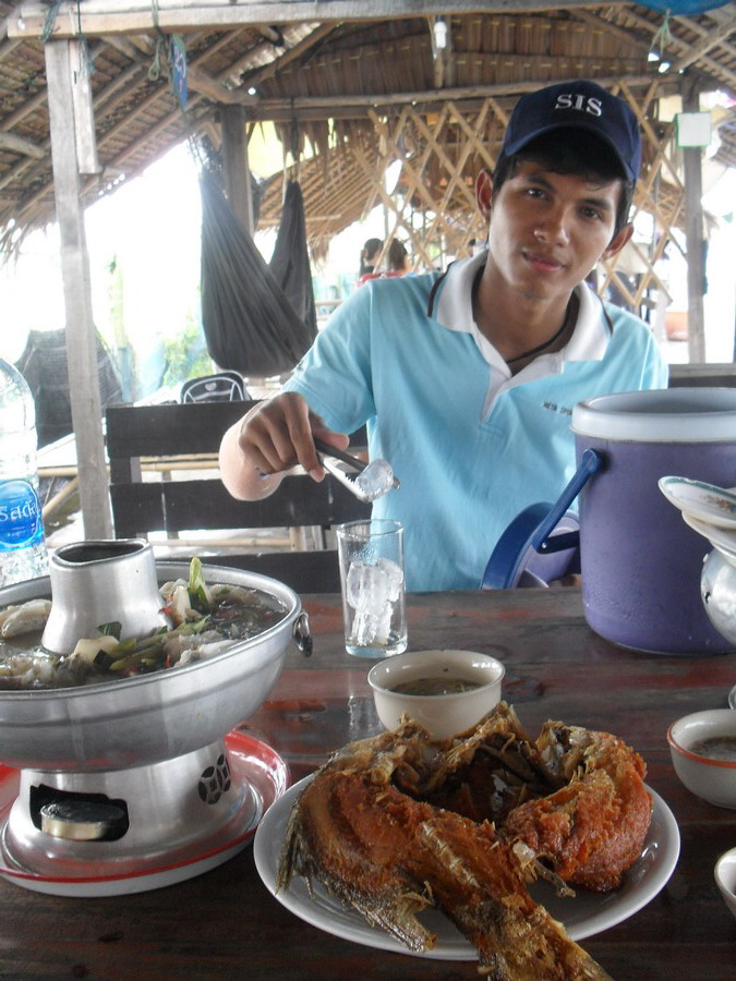 เอ้าครึ่งวันเข้าไปแล้วน้ากานยังไม่ได้ปลาเลยสักตัว  เอ้าๆๆๆ   กินข้าวลงใหมเนี่ย แต่ว่า กินได้อยู่แล้ว