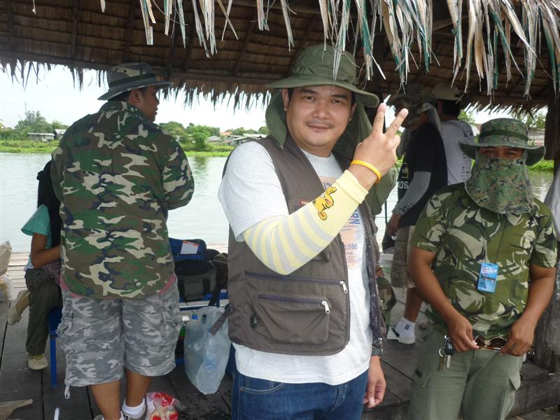 ทีมที่ 3 ทีม  ท.ทหารไม่ขอผ่านศึก..หัวหน้าทีม ก็คือ น้าเจ นะคร้าบบบบ.... :cool: