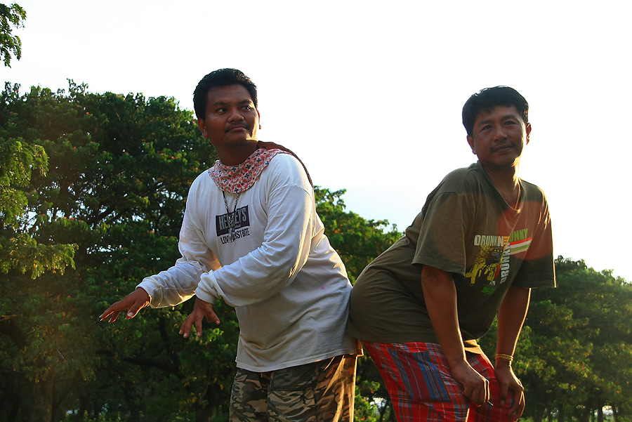 หึ หึ หึ....รักกันดี ในยามปกติ....
แต่ในยามจับคันเบ็ด....จ้องจะจัดแห้วให้กันแระกัน
:laughing: :lau