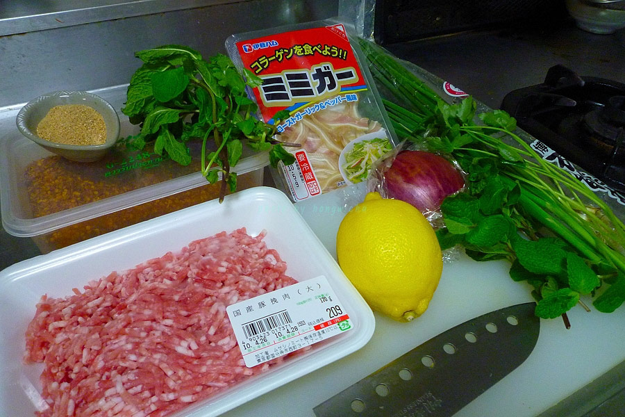 อยู่ญี่ปุ่นได้ประมาณสามเดือนเริ่มที่จะเบื่ออาหารที่ไม่ค่อยจะมีรสชาดอะไรนอกจากรสจืดๆ..ต้องทำอาหารทานเ