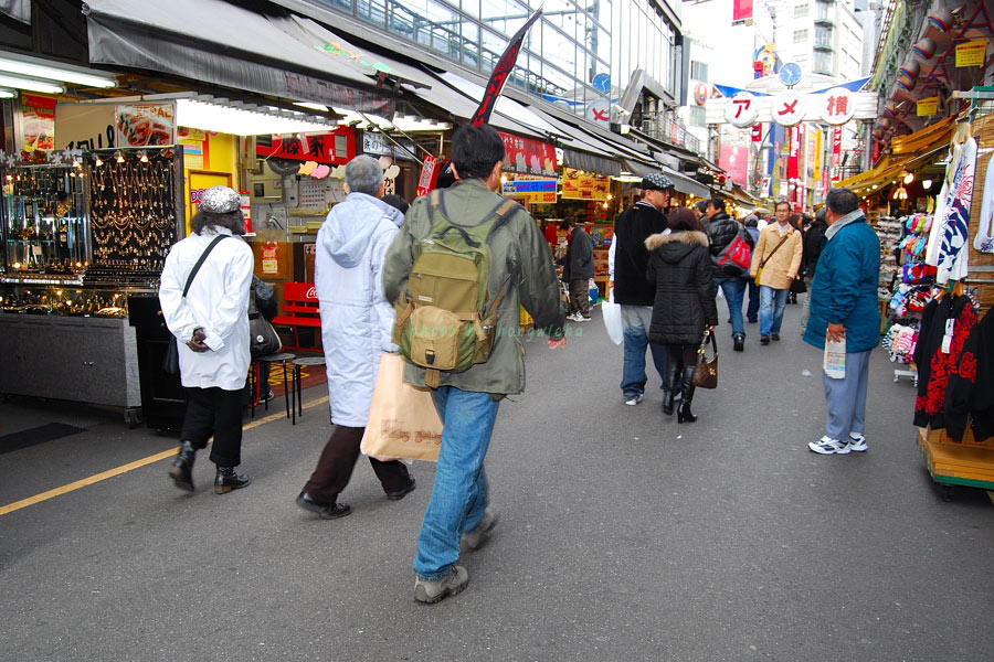 ด้านหน้าสวน Ueno จะเป็นตลาดขายสินค้าก็คล้ายกับจัตุจักรบ้านเรา..ผมเลือกมาเดินตอนเช้าๆเพราะคนจะยังไม่เ